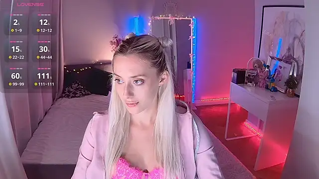 Snapshot of LoryWood chatting on 09/11/25, 03:01 LoryWood online show from 09/11/25, 03:01