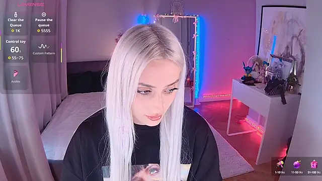 Snapshot of LoryWood chatting on 10/09/25, 02:37 LoryWood online show from 10/09/25, 02:37