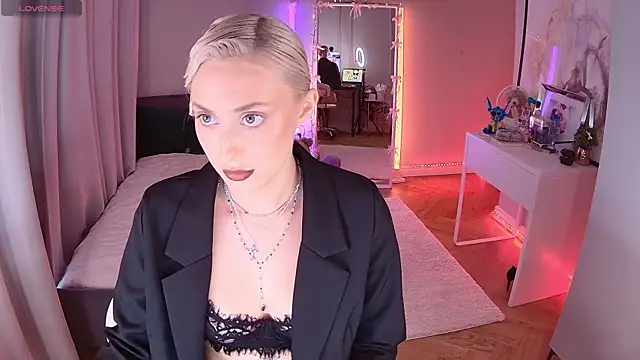 Snapshot of LoryWood chatting on 10/15/25, 02:39 LoryWood online show from 10/15/25, 02:39