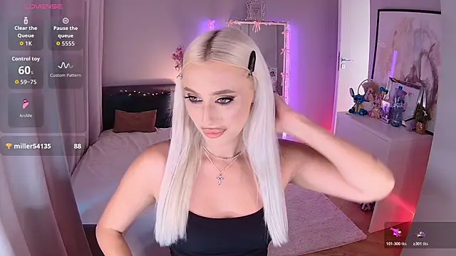 Snapshot of LoryWood chatting on 10/21/25, 02:07 LoryWood online show from 10/21/25, 02:07