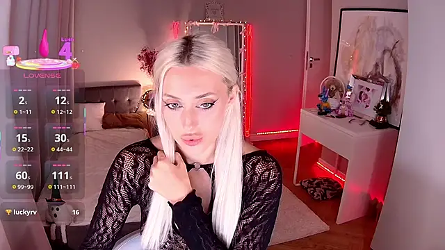 Snapshot of LoryWood chatting on 11/09/25, 03:43 LoryWood online show from 11/09/25, 03:43