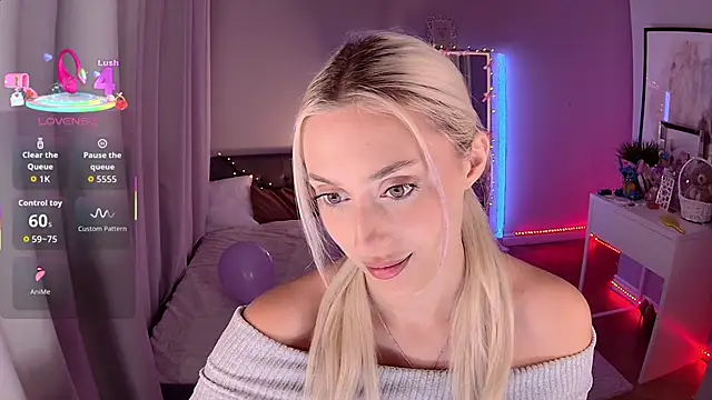 Snapshot of LoryWood chatting on 12/04/25, 03:43 LoryWood online show from 12/04/25, 03:43