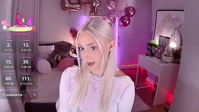 Snapshot of LoryWood chatting on 12/05/25, 04:14 LoryWood online show from 12/05/25, 04:14