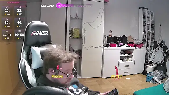 Snapshot of larsgessner30 chatting on 11/07/25, 10:32 larsgessner30 online show from 11/07/25, 10:32