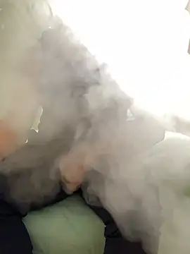 Snapshot of FumesClouds chatting on 12/18/24, 10:13 FumesClouds online show from 12/18/24, 10:13