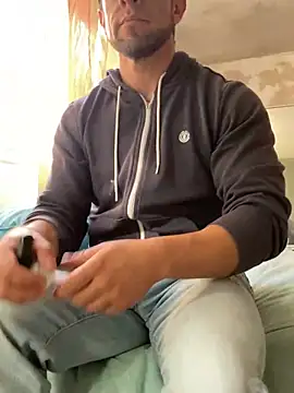 Snapshot of FumesClouds chatting on 12/19/24, 10:21 FumesClouds online show from 12/19/24, 10:21