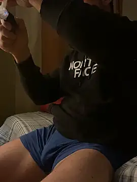 Snapshot of FumesClouds chatting on 12/23/24, 01:03 FumesClouds online show from 12/23/24, 01:03