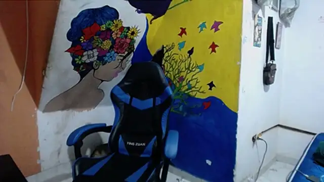 Snapshot of yohatinelly07 chatting on 10/17/25, 04:04 yohatinelly07 online show from 10/17/25, 04:04