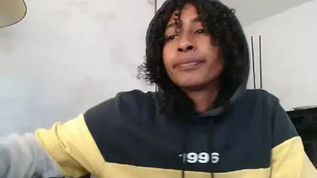 Snapshot of yohatinelly07 chatting on 11/16/25, 04:12 yohatinelly07 online show from 11/16/25, 04:12