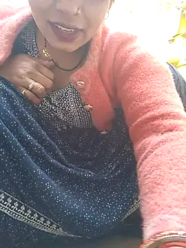 Snapshot of Simaran_bhabhi chatting on 02/13/25, 02:01 Simaran bhabhi online show from 02/13/25, 02:01