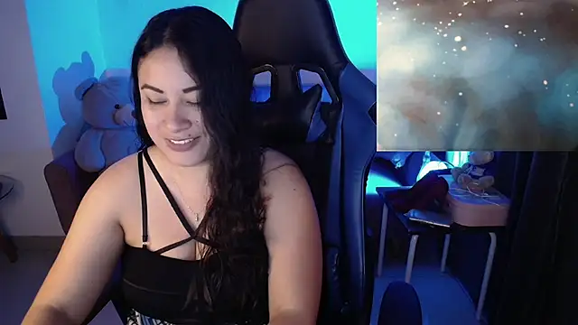 Snapshot of LauraHawkes chatting on 03/01/25, 01:22 LauraHawkes online show from 03/01/25, 01:22