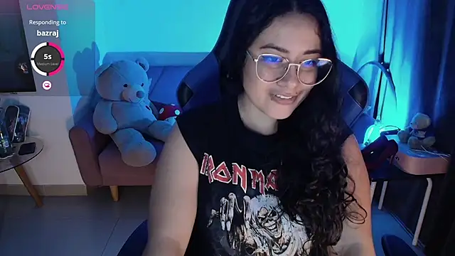 Snapshot of LauraHawkes chatting on 03/08/25, 04:34 LauraHawkes online show from 03/08/25, 04:34