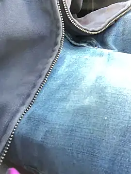 Snapshot of 1BeautyN1Beast chatting on 12/12/24, 04:43 1BeautyN1Beast online show from 12/12/24, 04:43