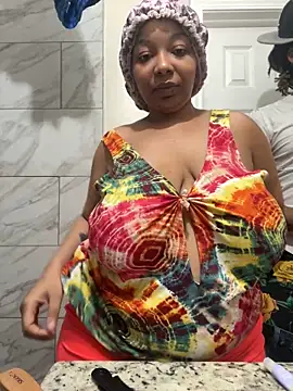 Snapshot of 1BeautyN1Beast chatting on 12/15/24, 02:41 1BeautyN1Beast online show from 12/15/24, 02:41