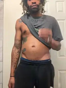 Snapshot of 1BeautyN1Beast chatting on 12/17/24, 10:32 1BeautyN1Beast online show from 12/17/24, 10:32