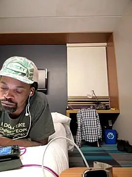 Snapshot of 1BeautyN1Beast chatting on 10/01/25, 11:33 1BeautyN1Beast online show from 10/01/25, 11:33