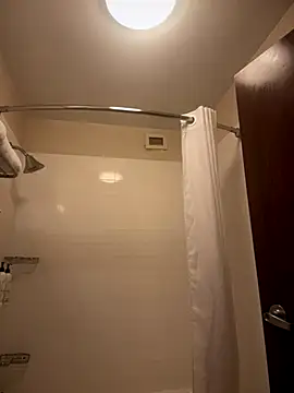 Snapshot of 1BeautyN1Beast chatting on 10/16/25, 11:39 1BeautyN1Beast online show from 10/16/25, 11:39