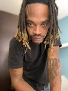 Snapshot of 1BeautyN1Beast chatting on 10/24/25, 01:29 1BeautyN1Beast online show from 10/24/25, 01:29