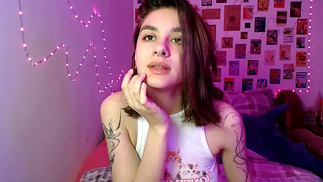 Snapshot of Celine_Dionn chatting on 02/13/25, 01:15 Celine Dionn online show from 02/13/25, 01:15