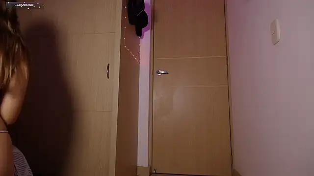 tinysofia  online show from 01/31/25, 02:04