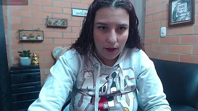 Snapshot of alexia_87 chatting on 09/12/25, 01:49 alexia 87 online show from 09/12/25, 01:49