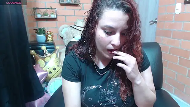 Snapshot of alexia_87 chatting on 09/30/25, 12:04 alexia 87 online show from 09/30/25, 12:04