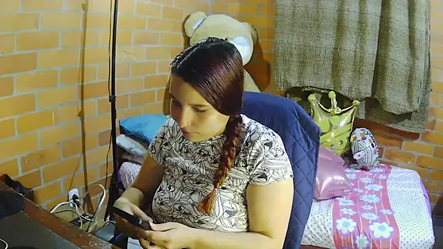 Snapshot of alexia_87 chatting on 10/27/25, 02:48 alexia 87 online show from 10/27/25, 02:48