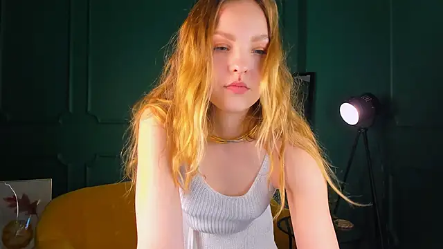 Snapshot of stay_with_alice chatting on 10/14/25, 01:56 stay with alice online show from 10/14/25, 01:56