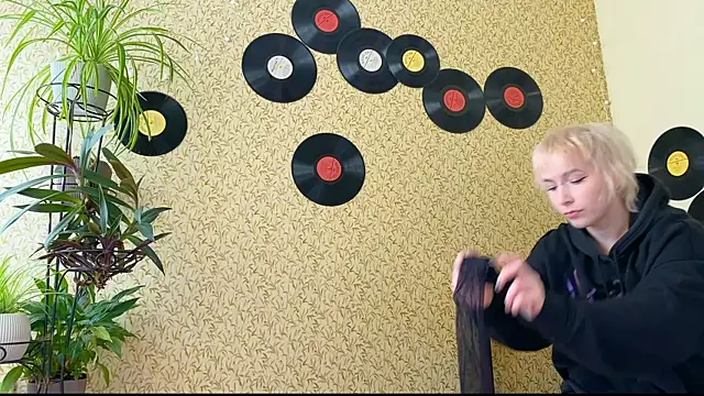 Snapshot of EmmyAmbros chatting on 09/12/25, 12:05 EmmyAmbros online show from 09/12/25, 12:05