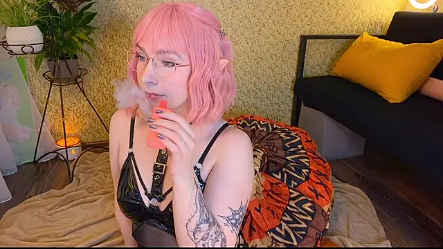 Snapshot of EmmyAmbros chatting on 11/08/25, 12:22 EmmyAmbros online show from 11/08/25, 12:22