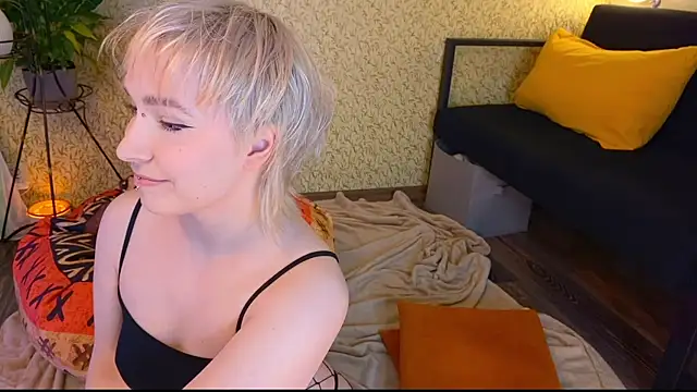 Snapshot of EmmyAmbros chatting on 11/17/25, 07:41 EmmyAmbros online show from 11/17/25, 07:41