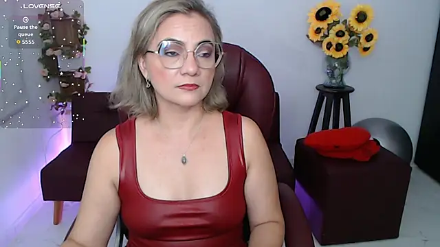 Snapshot of ana_milf chatting on 04/30/26, 01:39 ana milf online show from 04/30/26, 01:39