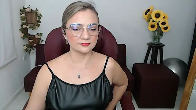 Snapshot of ana_milf chatting on 05/13/26, 01:19 ana milf online show from 05/13/26, 01:19