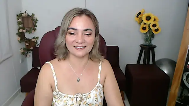 Snapshot of ana_milf chatting on 05/15/26, 02:46 ana milf online show from 05/15/26, 02:46