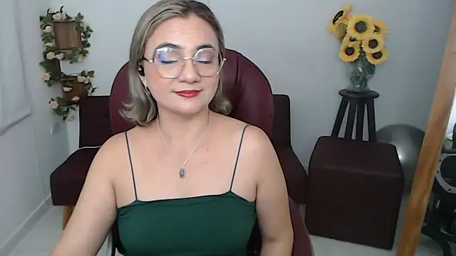 Snapshot of ana_milf chatting on 05/18/26, 01:39 ana milf online show from 05/18/26, 01:39