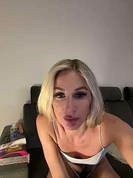 Snapshot of Liana_Lou chatting on 12/02/24, 03:36 Liana Lou online show from 12/02/24, 03:36