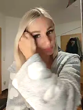 Snapshot of Liana_Lou chatting on 12/08/24, 08:15 Liana Lou online show from 12/08/24, 08:15