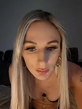 Snapshot of Liana_Lou chatting on 12/14/24, 12:55 Liana Lou online show from 12/14/24, 12:55