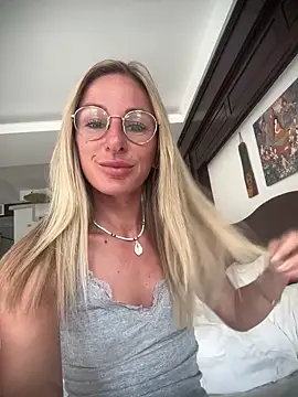 Snapshot of Liana_Lou chatting on 04/04/26, 07:28 Liana Lou online show from 04/04/26, 07:28