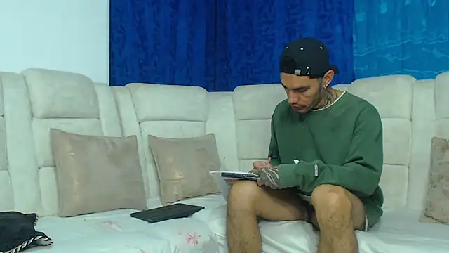 Hot Sharks  online show from 02/04/26, 07:03