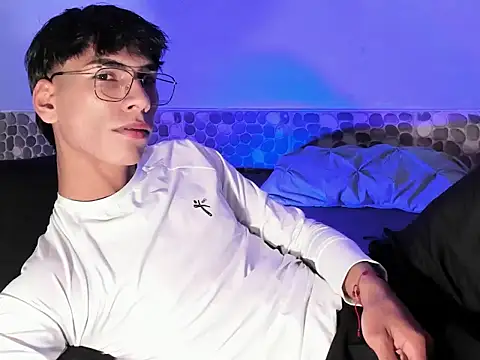 Snapshot of Teo_skinny chatting on 01/15/25, 08:16 Teo skinny online show from 01/15/25, 08:16