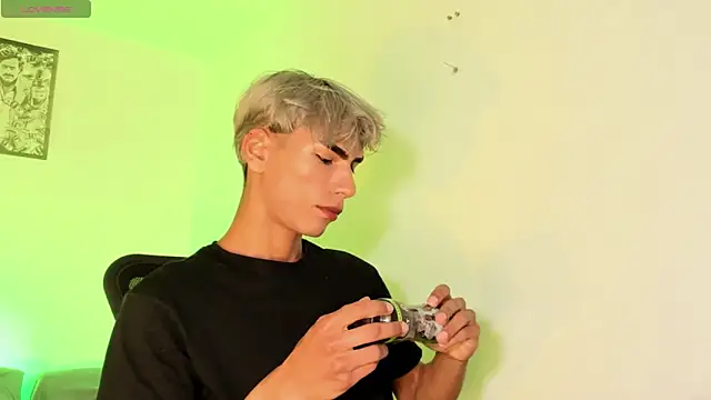 Snapshot of Teo_skinny chatting on 09/11/25, 04:29 Teo skinny online show from 09/11/25, 04:29