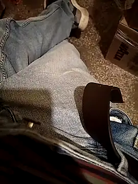 Snapshot of A_man_in_public chatting on 10/15/25, 07:58 A man in public online show from 10/15/25, 07:58