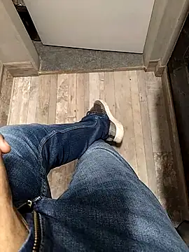 Snapshot of A_man_in_public chatting on 11/21/25, 09:02 A man in public online show from 11/21/25, 09:02