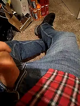 Snapshot of A_man_in_public chatting on 11/27/25, 08:22 A man in public online show from 11/27/25, 08:22