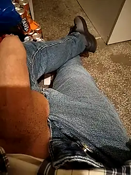 Snapshot of A_man_in_public chatting on 12/15/25, 07:51 A man in public online show from 12/15/25, 07:51