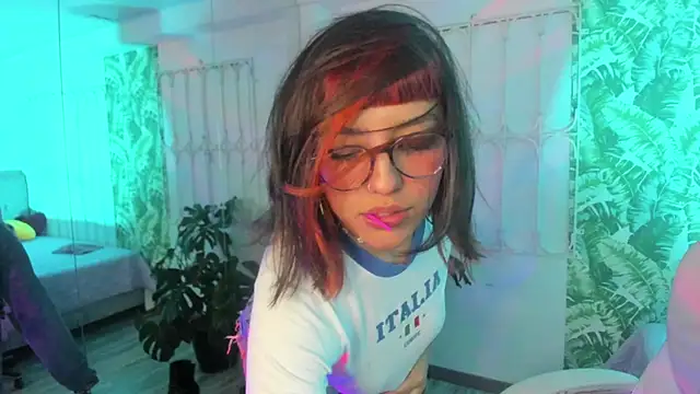 Snapshot of cute_hollywood chatting on 11/13/25, 08:52 cute hollywood online show from 11/13/25, 08:52