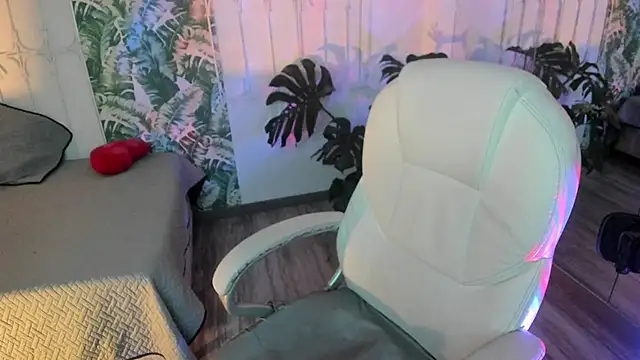 Snapshot of cute_hollywood chatting on 12/05/25, 08:49 cute hollywood online show from 12/05/25, 08:49