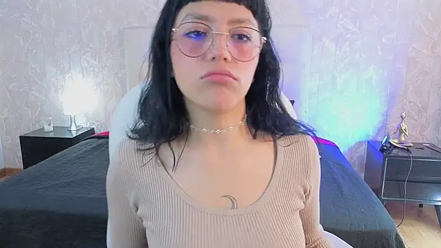 cute hollywood online show from 04/15/26, 12:12