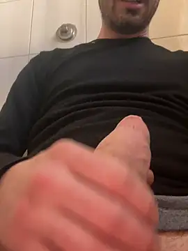 Snapshot of iltoscano95 chatting on 02/06/26, 12:41 iltoscano95 online show from 02/06/26, 12:41